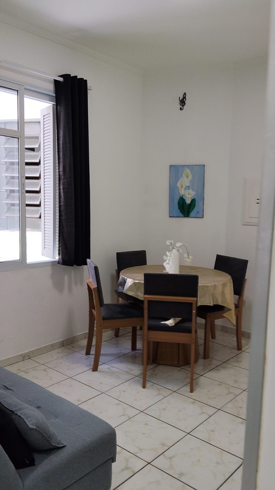 Mesa de refeições em ambiente interno da suíte